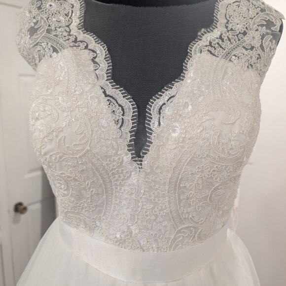JJ's House Size 10 A-Line Wedding Dress - Picture 3 of 6